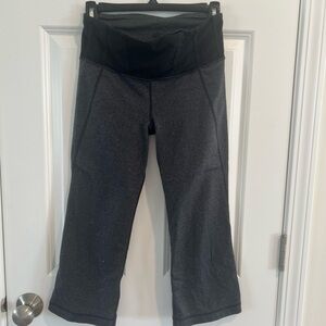 Lululemon Black and Gray Capri Bottoms